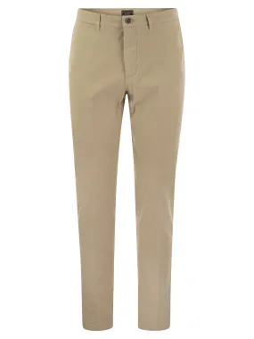 Pantalone chino in gabardina di cotone stretch